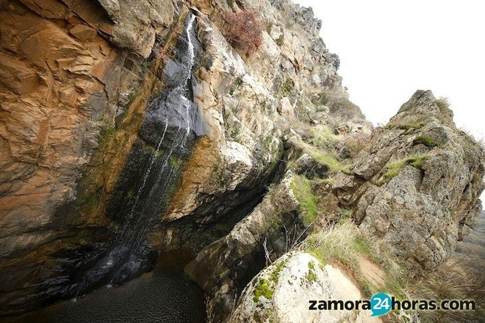 Poblado minero de Almaraz de Duero y cascadas de las Pilas