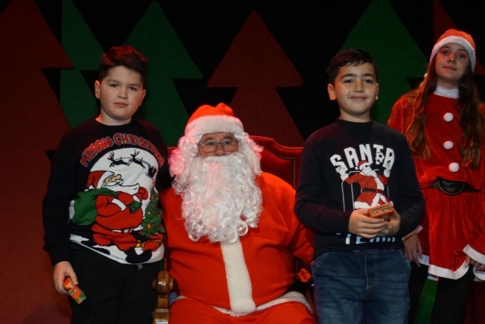 Papá Noel recorre las calles de Alba de Tormes y entrega regalos a los niños