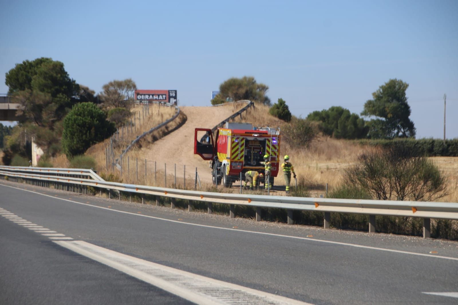 Los bomberos de Villares de la Reina extinguen un incendio en Santa Marta de Tormes