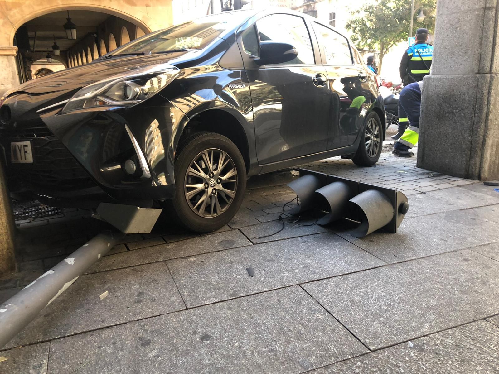Un turismo se lleva por delante un semáforo y acaba en un soportal de la Gran Vía