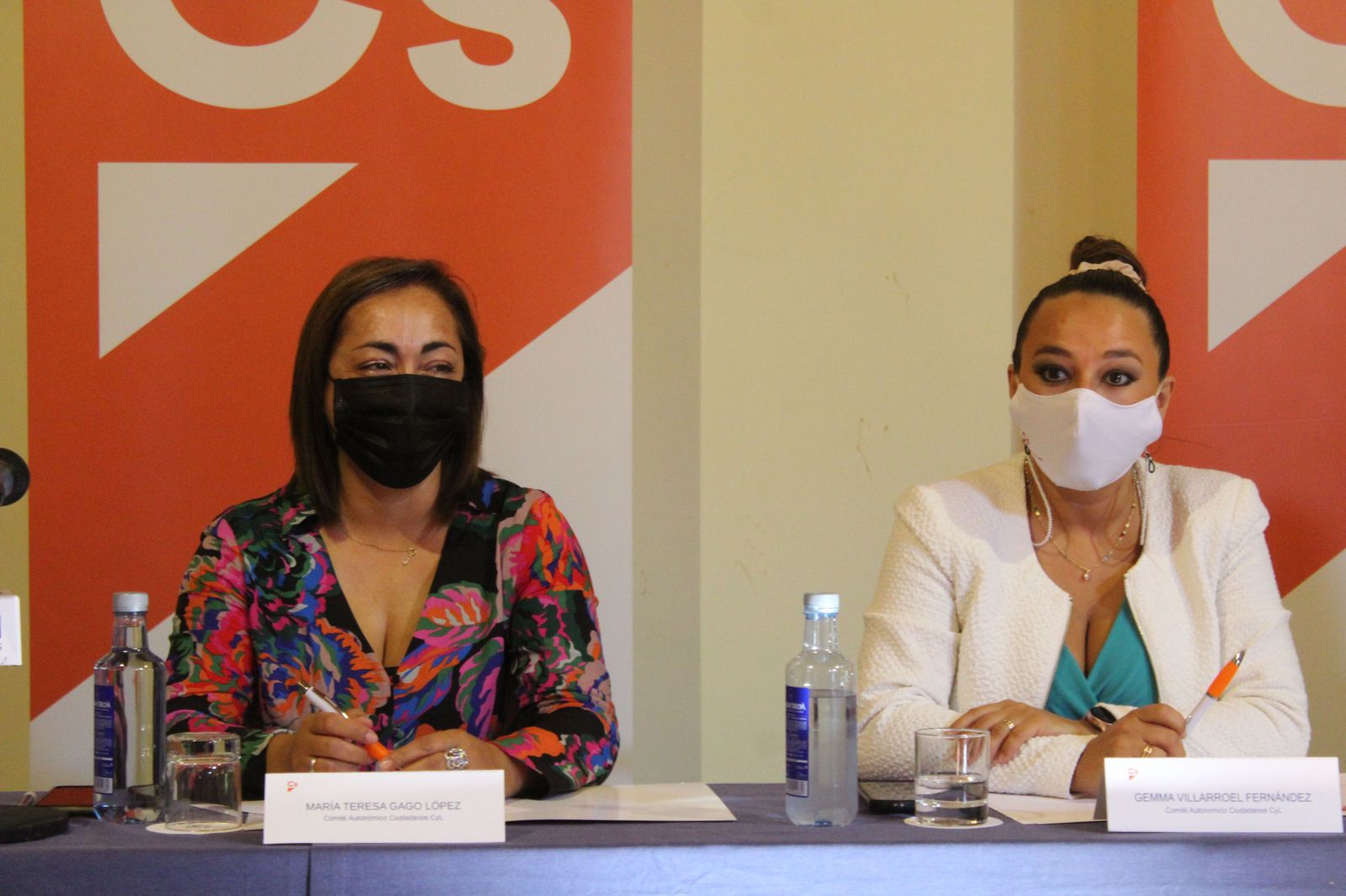 María Teresa Gago y Gemma Villarroel durante la reunión del Comité.