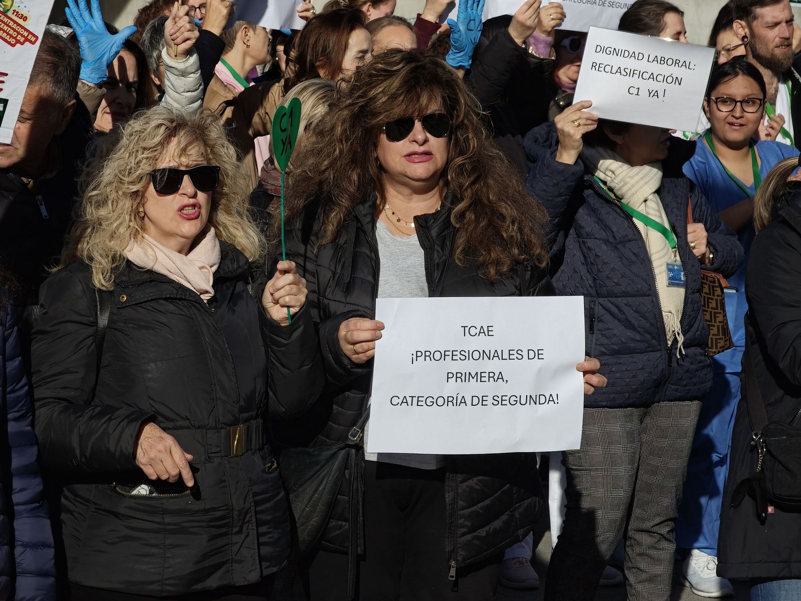 Las TCAEs de Salamanca se concentran a las puertas del hospital de Salamanca