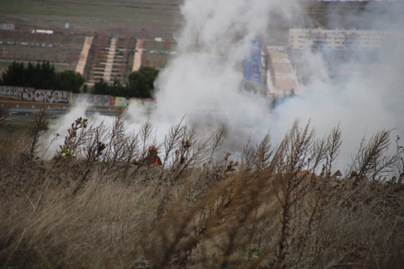 Un incendio en el poblado de Vistahermosa moviliza a los bomberos del Ayuntamiento y de la Diputación