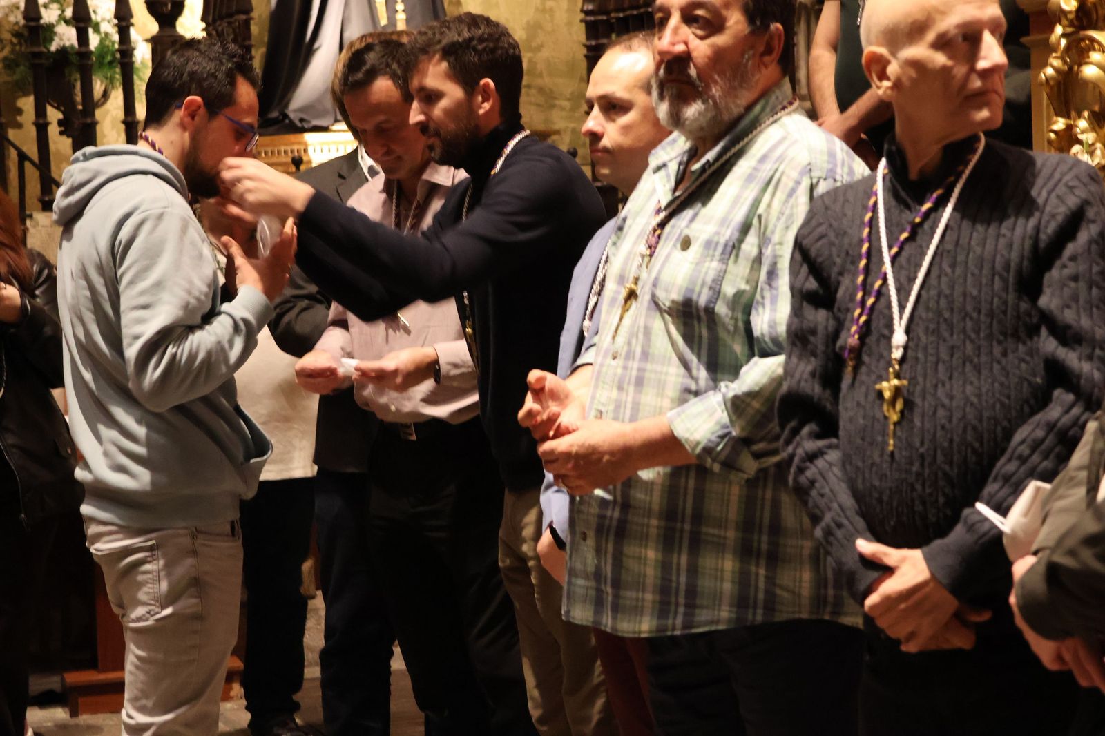 GALERÍA | Entrada de nuevos hermanos a la Cofradía de la Vera Cruz