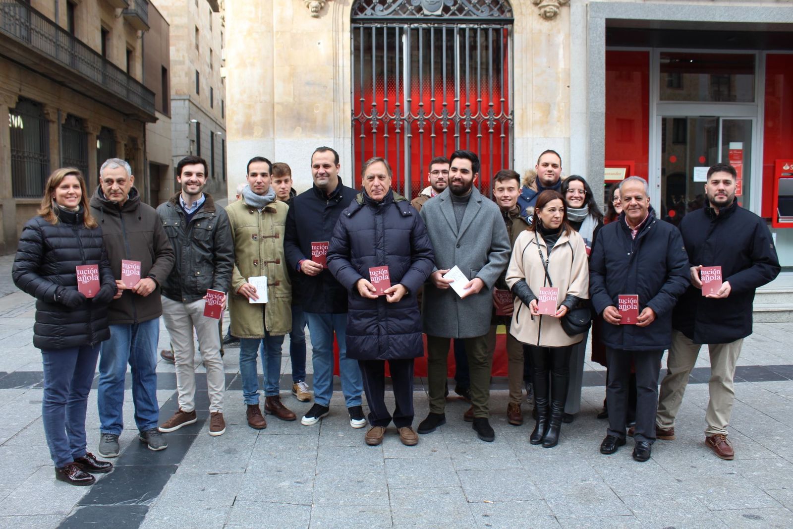 Miembros del PP y de Nuevas Generaciones celebran el Día de la Constitución