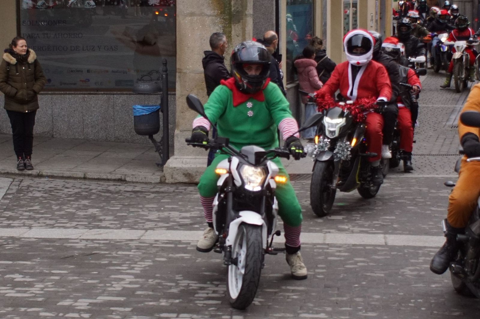 Alba de Tormes se despierta con el ruido de la 'Papanoelada motera' presidida por Papá Noel