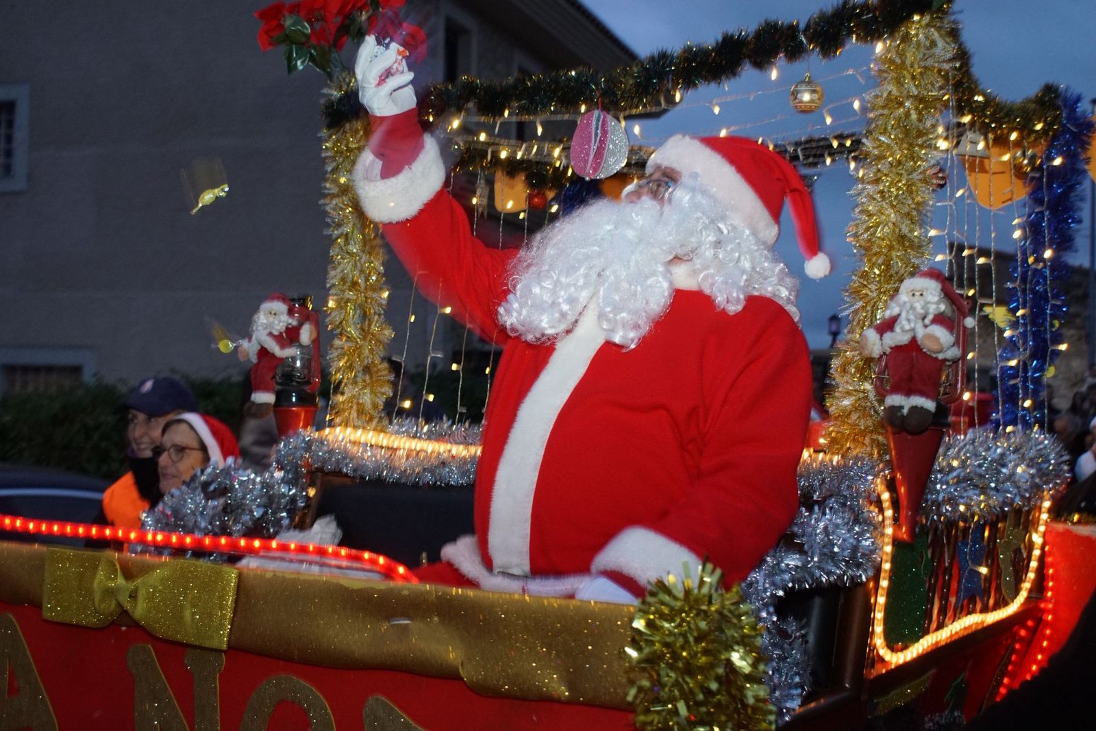 Papá Noel recorre las calles de Alba de Tormes y entrega regalos a los niños