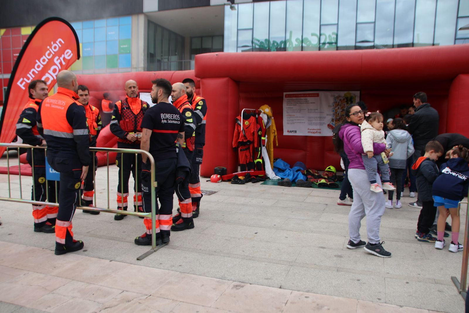 Talleres de prevención de incendios y primeros auxilios y una muestra de vehículos y material de bomberos