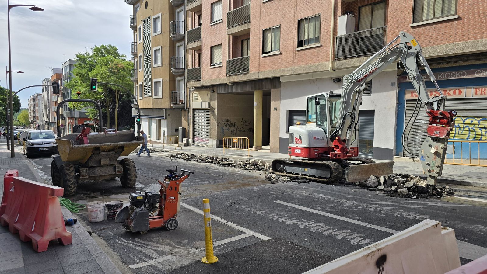 El alcalde de Salamanca, Carlos García Carbayo, visitas las obras de renovación de redes de abastecimiento de agua en el barrio Prosperidad