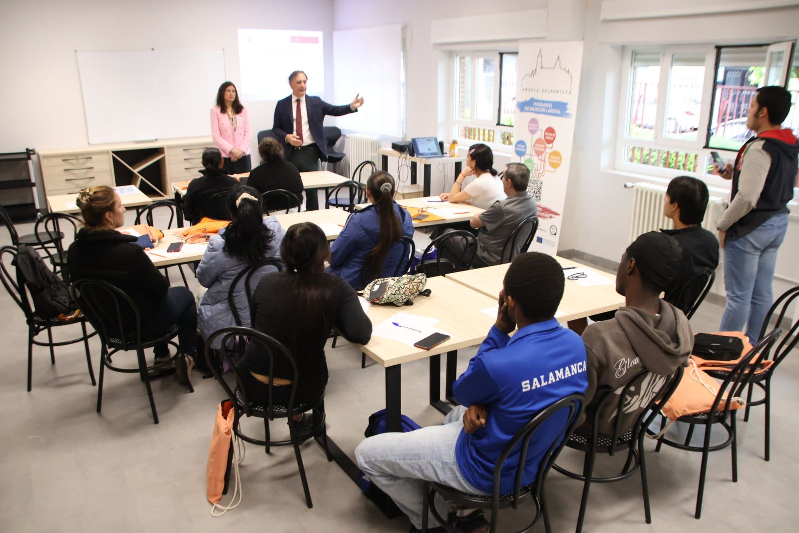 El alcalde de Salamanca, Carlos García Carbayo, visita la nueva acción formativa en hostelería del proyecto Laboris Helmántica