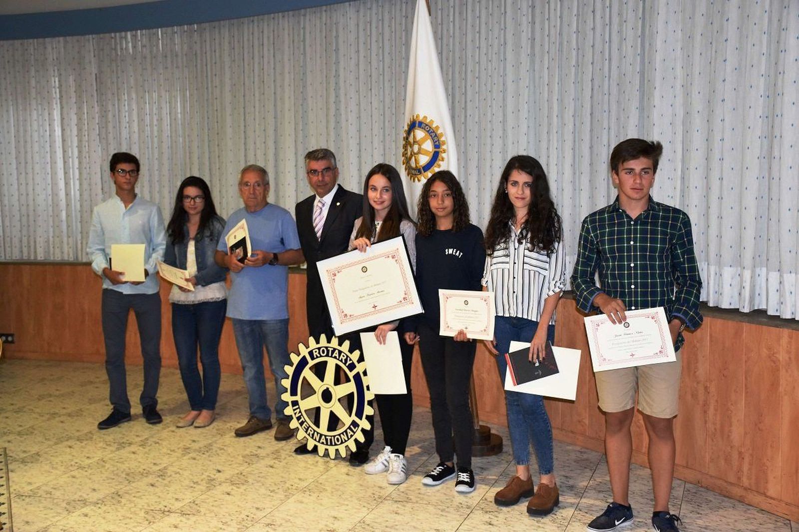 El Rotary Club de Béjar premia a la joven Clara Torrico por su rendimiento