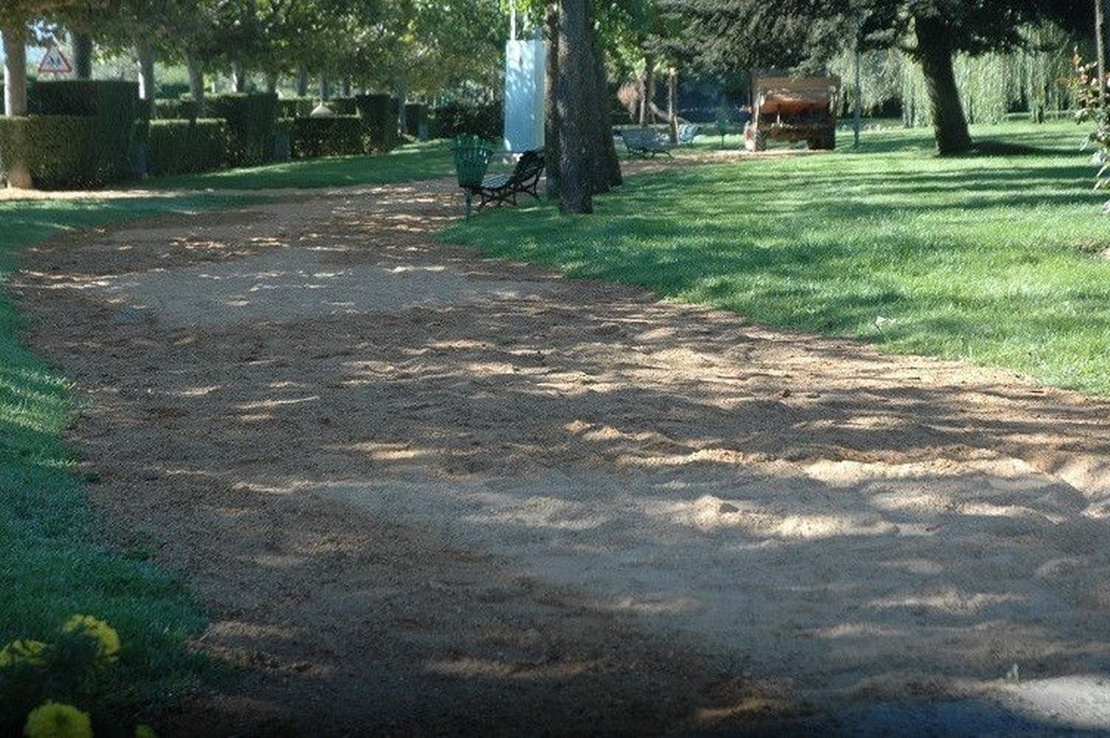 Arena del coso taurino para mejorar el camino interior del Parque del Pozuelo