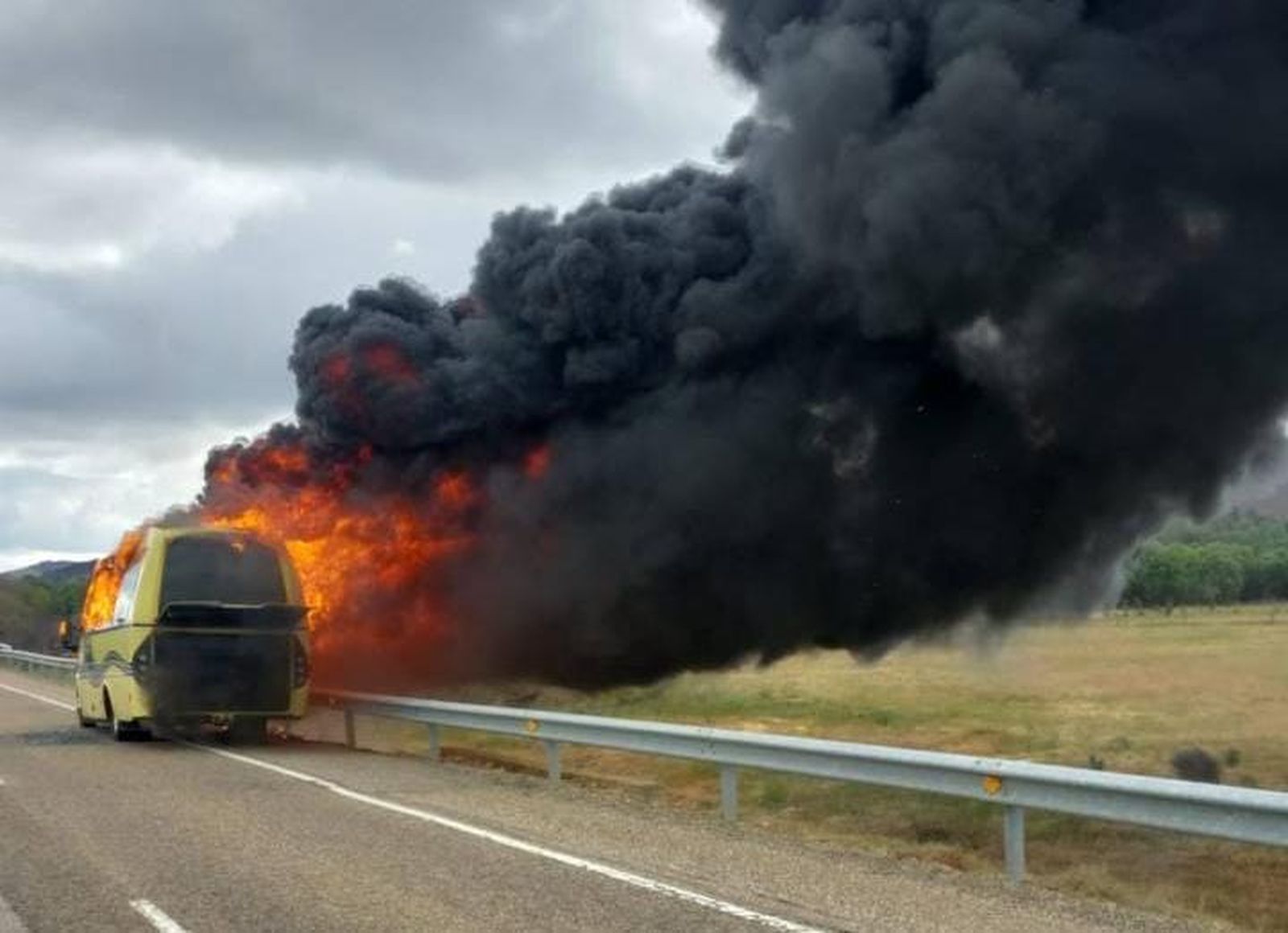 Autobús en llamas en la N-631