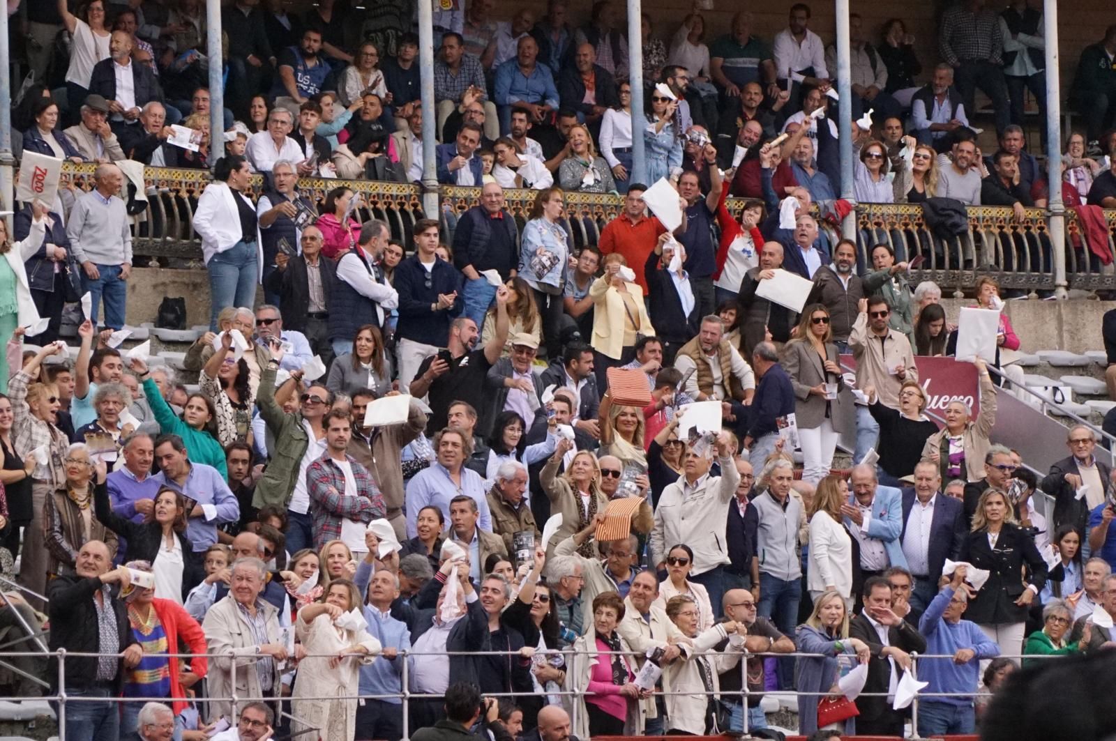 ambiente-en-el-patio-de-cuadrillas-de-la-glorieta-para-ver-a-sergio-galan-diego-ventura-y-guillermo-hermoso-de-mendoza-21-de-septiembre-de-2024-fotos-juanes-51