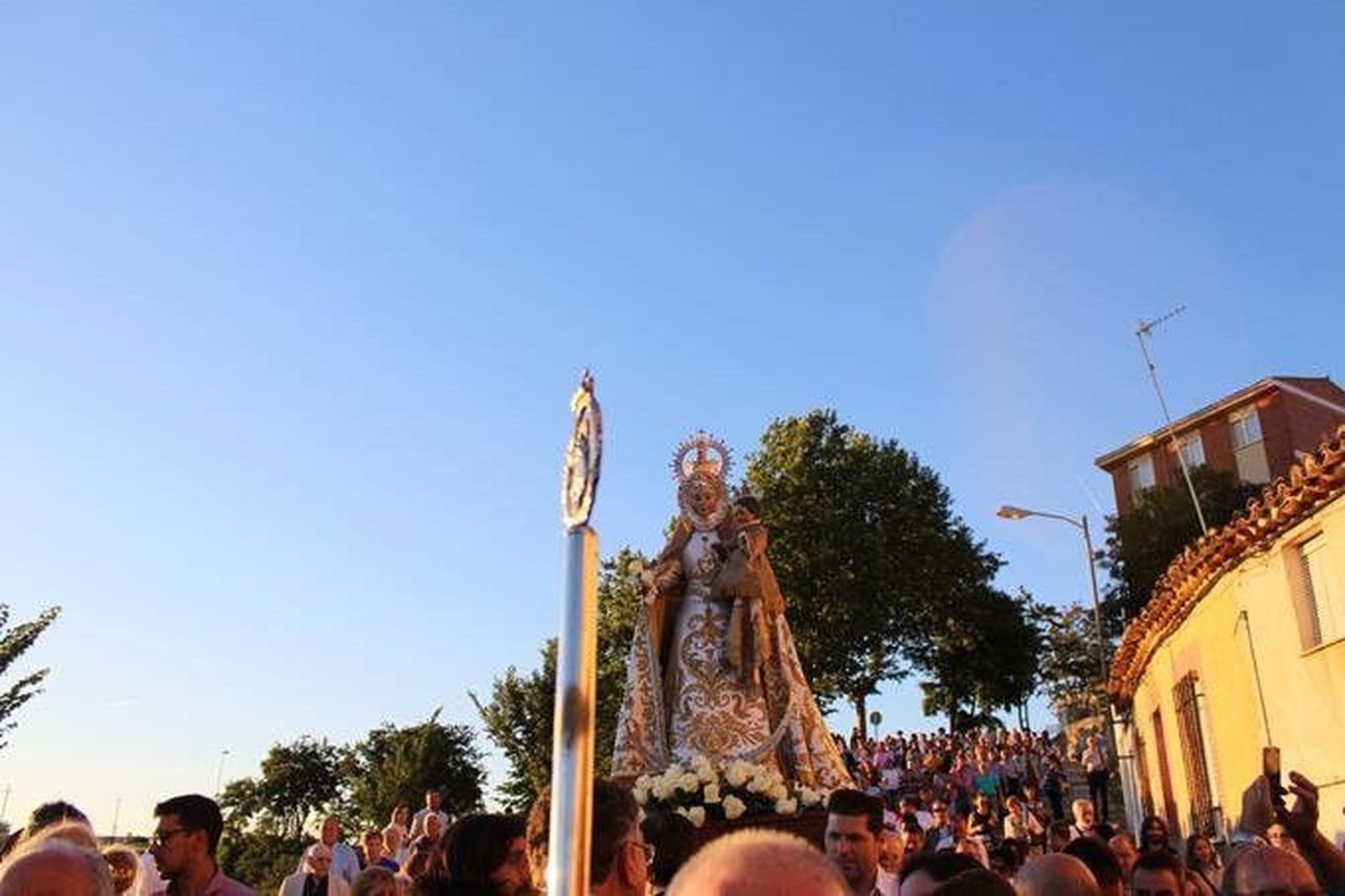 Alfombra de rosas para la Virgen del Yermo