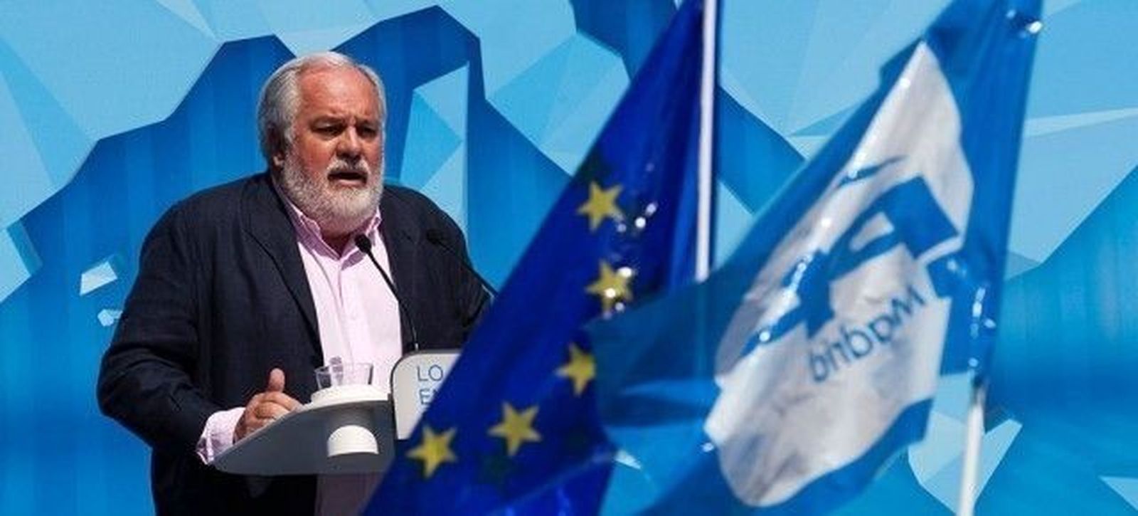 Cañete: No somos lo mismo que el PSOE, nosotros damos las batallas en la UE y las ganamos