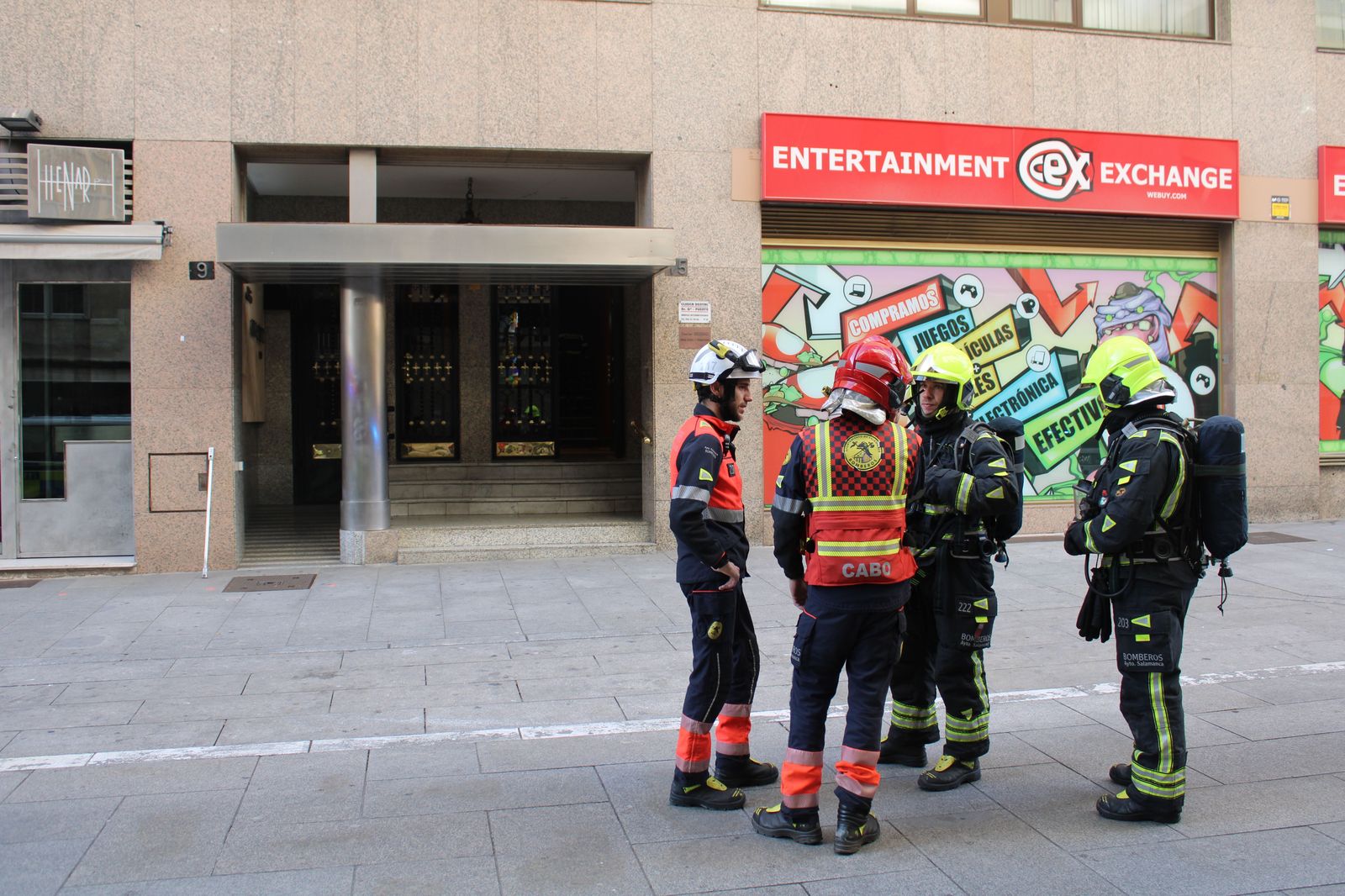 bomberos-y-policia-local-en-la-calle-bientocadas-por-olor-a-gas-13