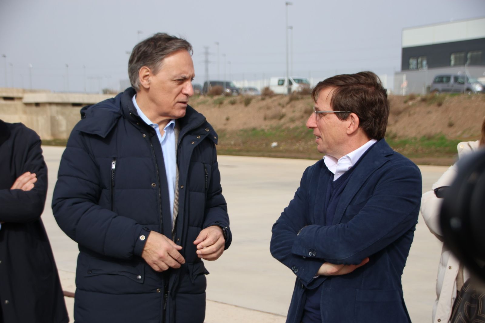 José Luis Martínez Almeida y Carlos García Carbayo, atienden a los medios de comunicación antes de realizar una visita al Puerto Seco de Salamanca