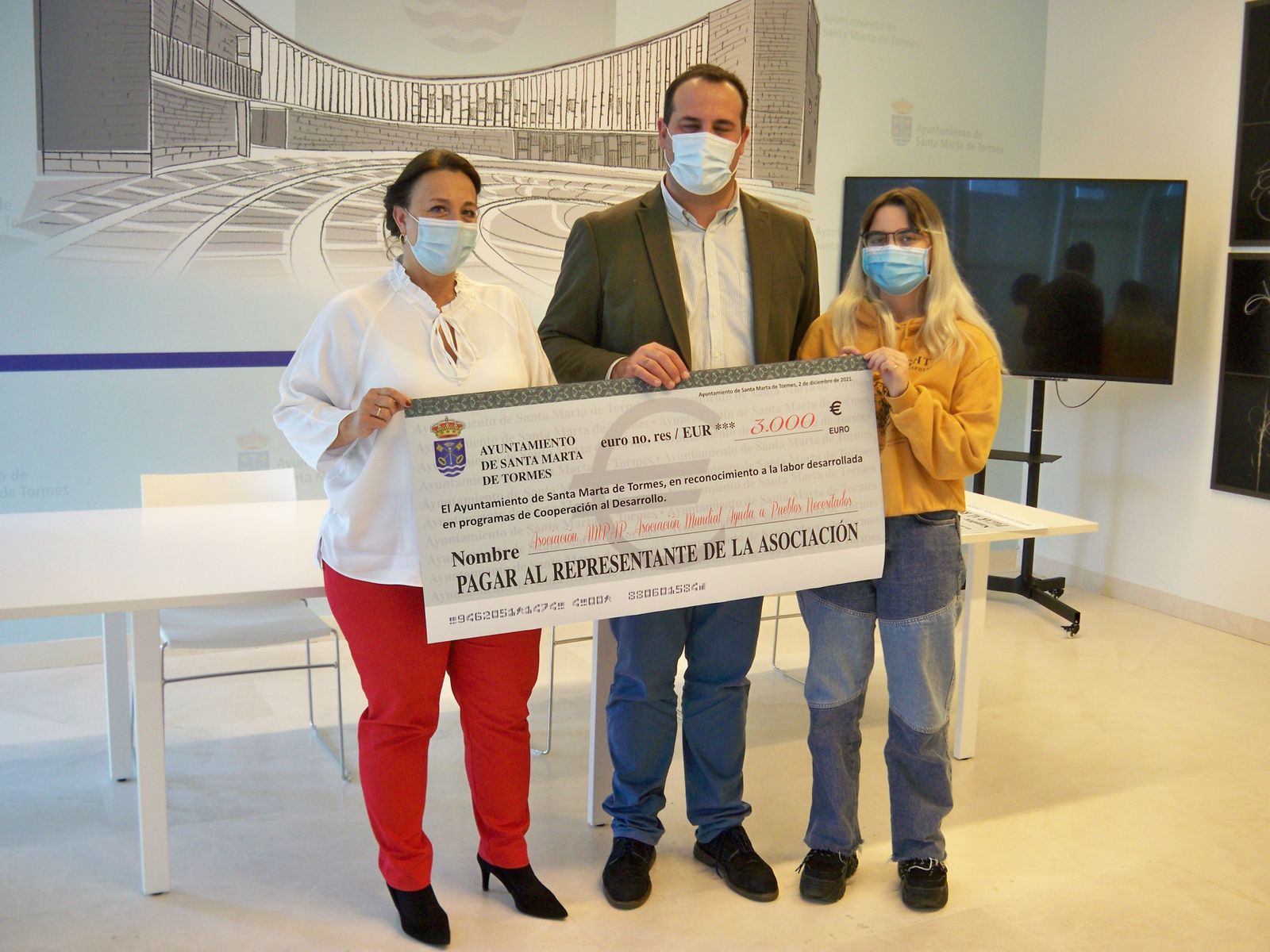 Mari Cruz Gacho, concejala de Bienestar Social, David Mingo, alcalde de Santa Marta, y Maite Villegas Becoechea, voluntaria de AMAP