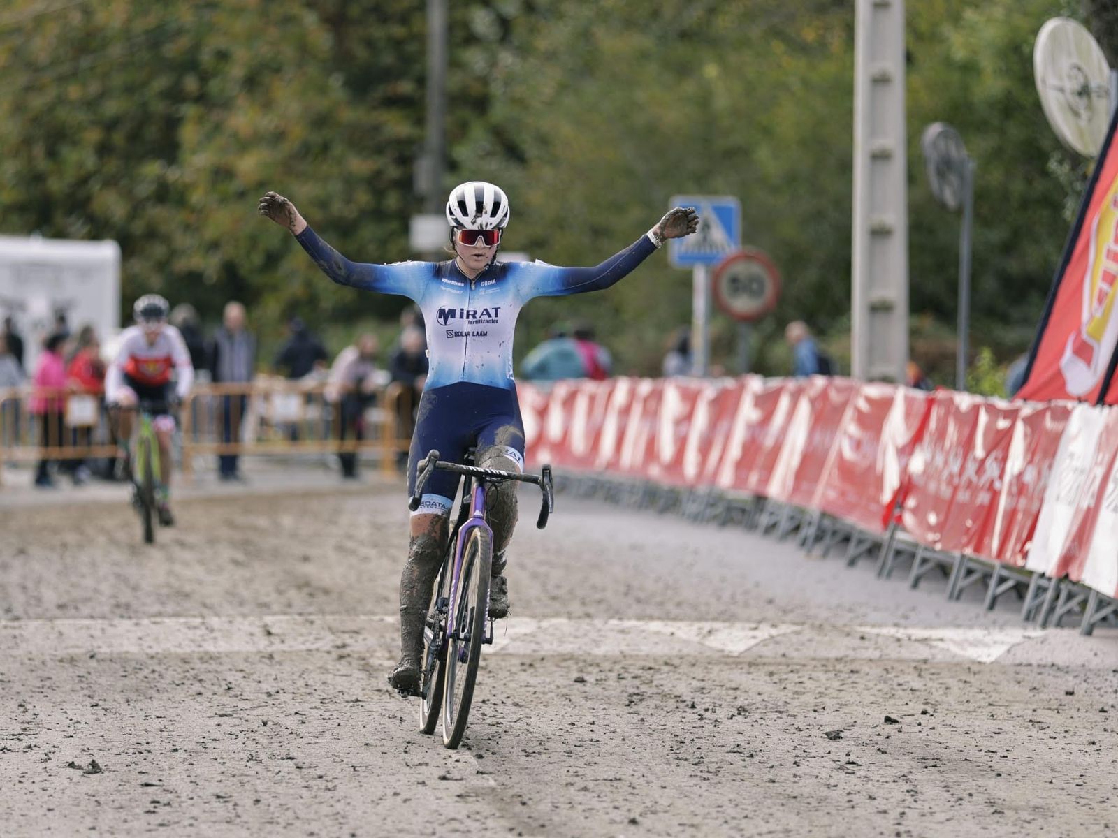 Laura Solares continúa con la racha de victorias del Mirat Team en la copa de España de Cx