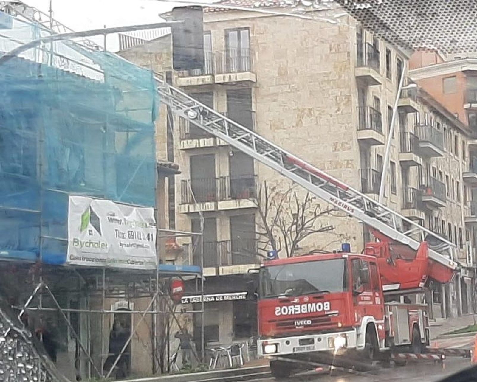 Los bomberos retirar una antena a punto de desprenderse. Foto SALAMANCA24HORAS.