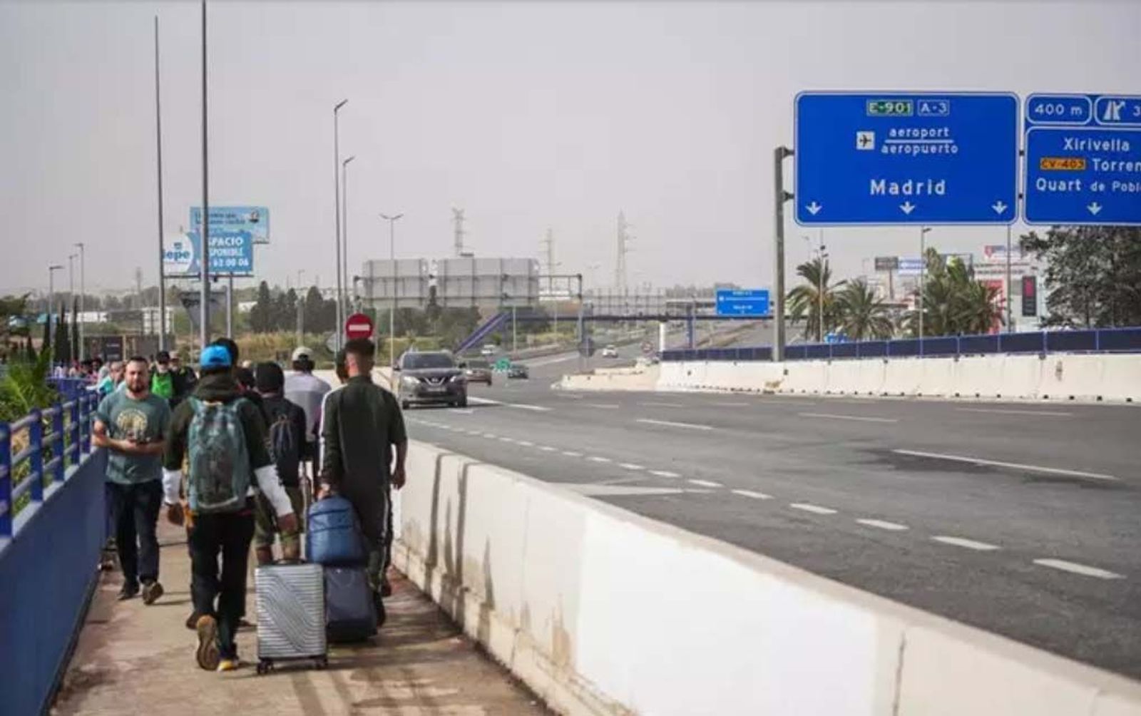 Varias personas salen de Valencia a pie por la V 30, a 30 de octubre de 2024, en Valencia. Jorge Gil   Europa Press