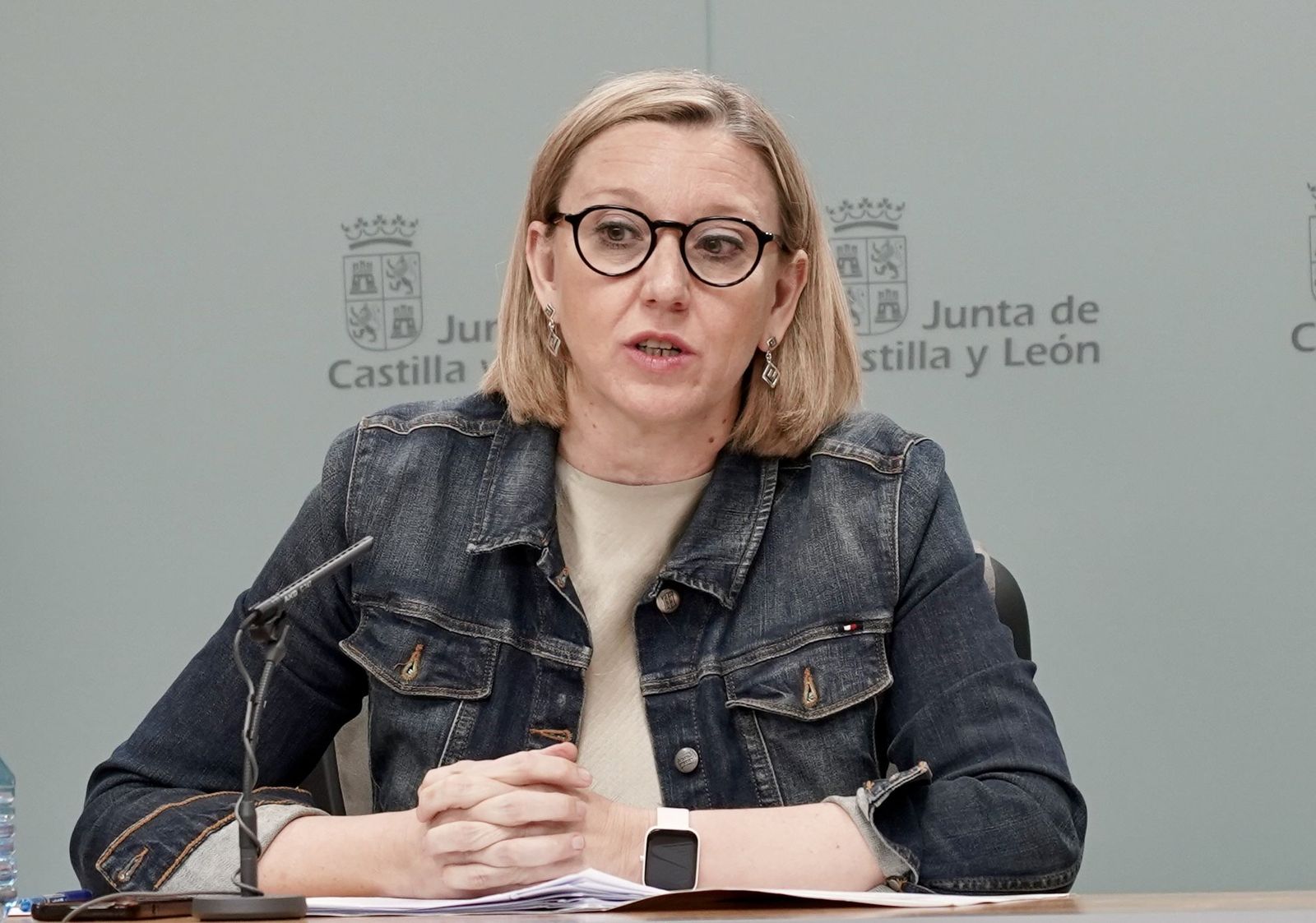 Eduardo Margareto  ICAL. La vicepresidenta y consejera de Familia e Igualdad de Oportunidades, Isabel Blanco, y el consejero de Economía y Hacienda y portavoz, Carlos Fernández Carriedo, comparecen en rueda de prensa