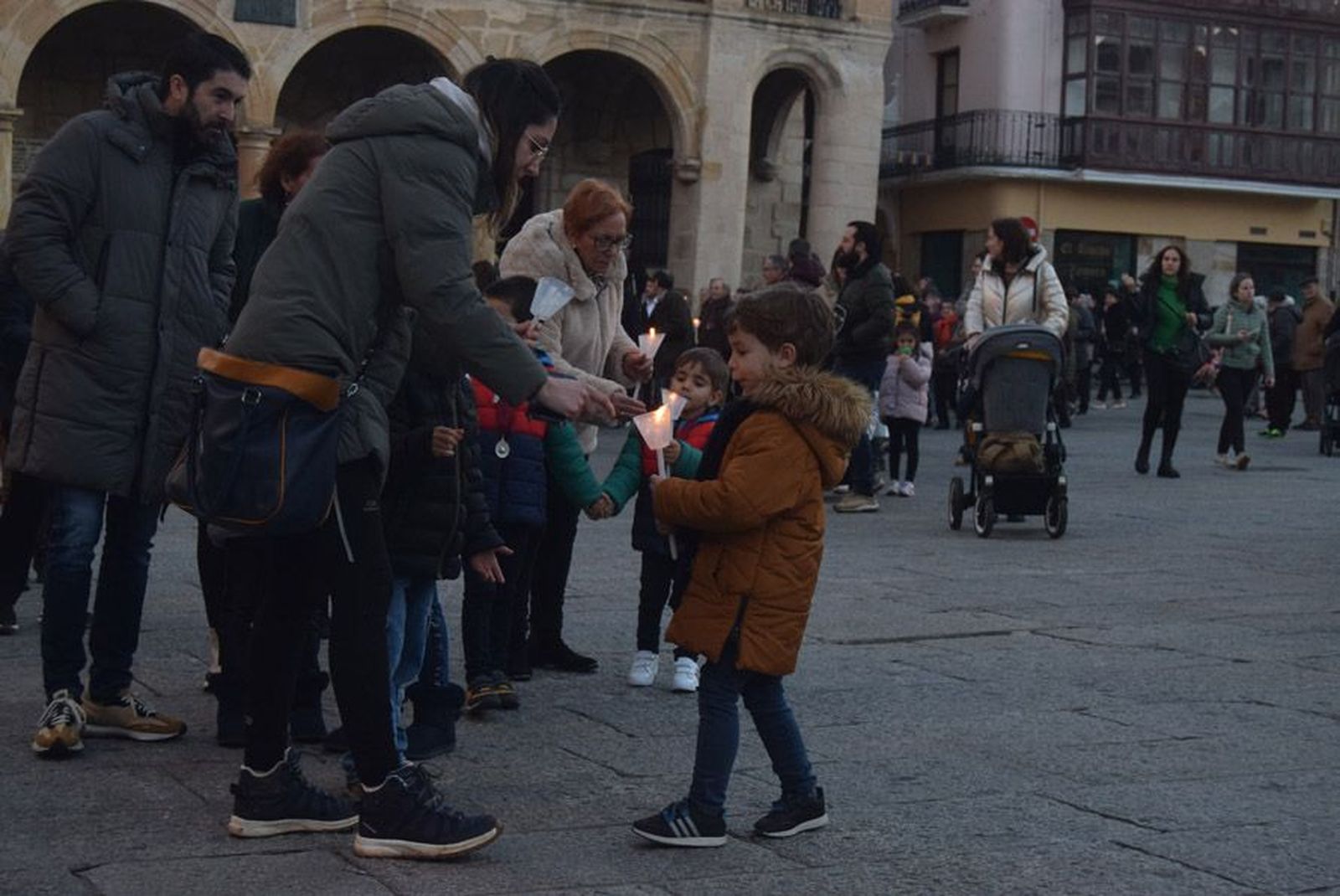 las-candelas-vuelven-a-unir-la-iglesia-de-san-juan-con-la-de-san-vicente-93