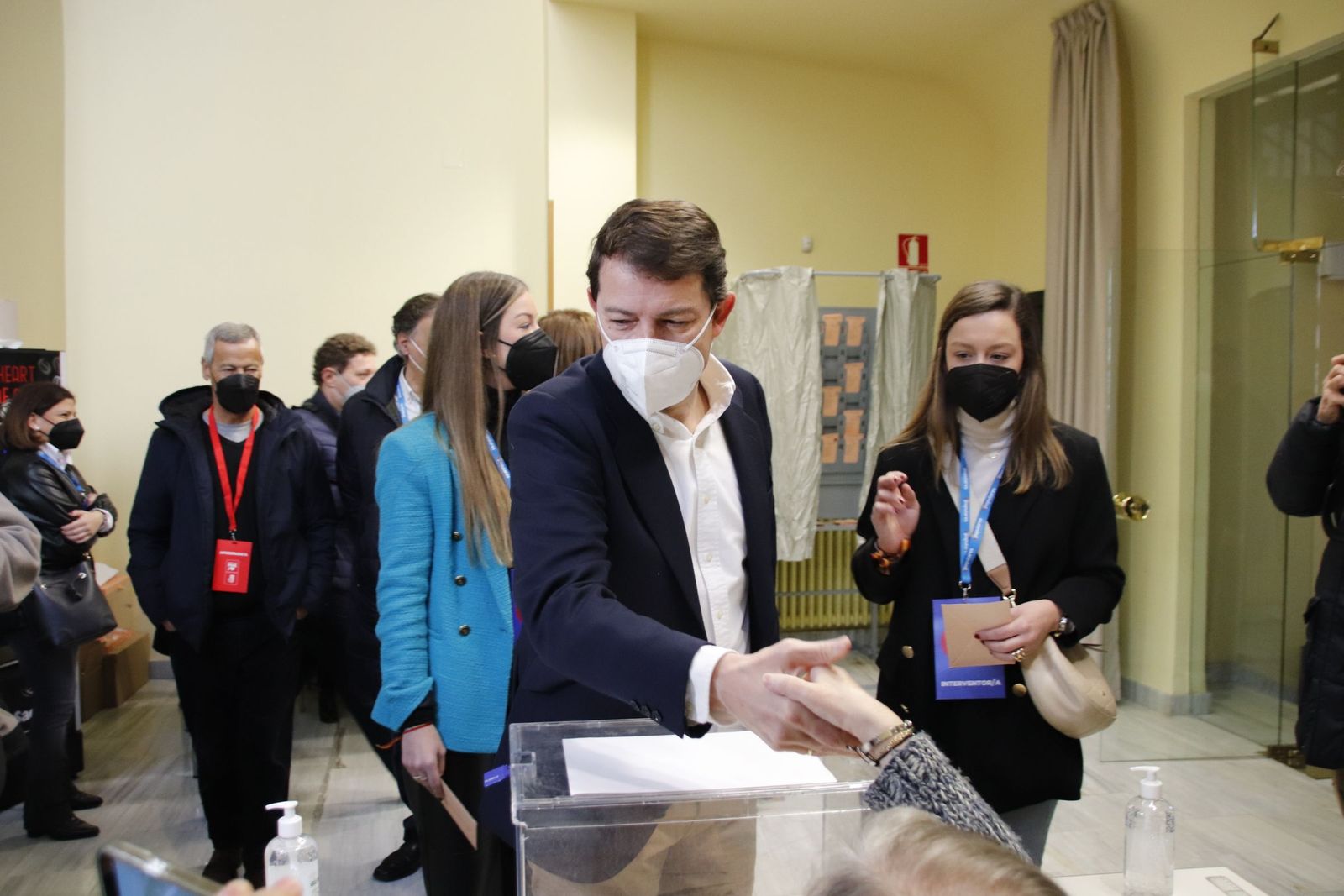 Alfonso Fernández Mañueco vota en la capital salmantina | Fotos: Andrea M