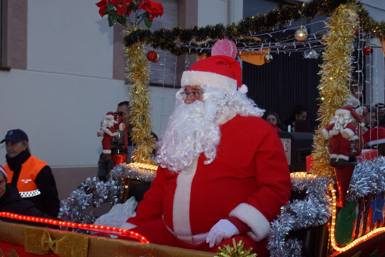 Papá Noel recorre las calles de Alba de Tormes y entrega regalos a los niños