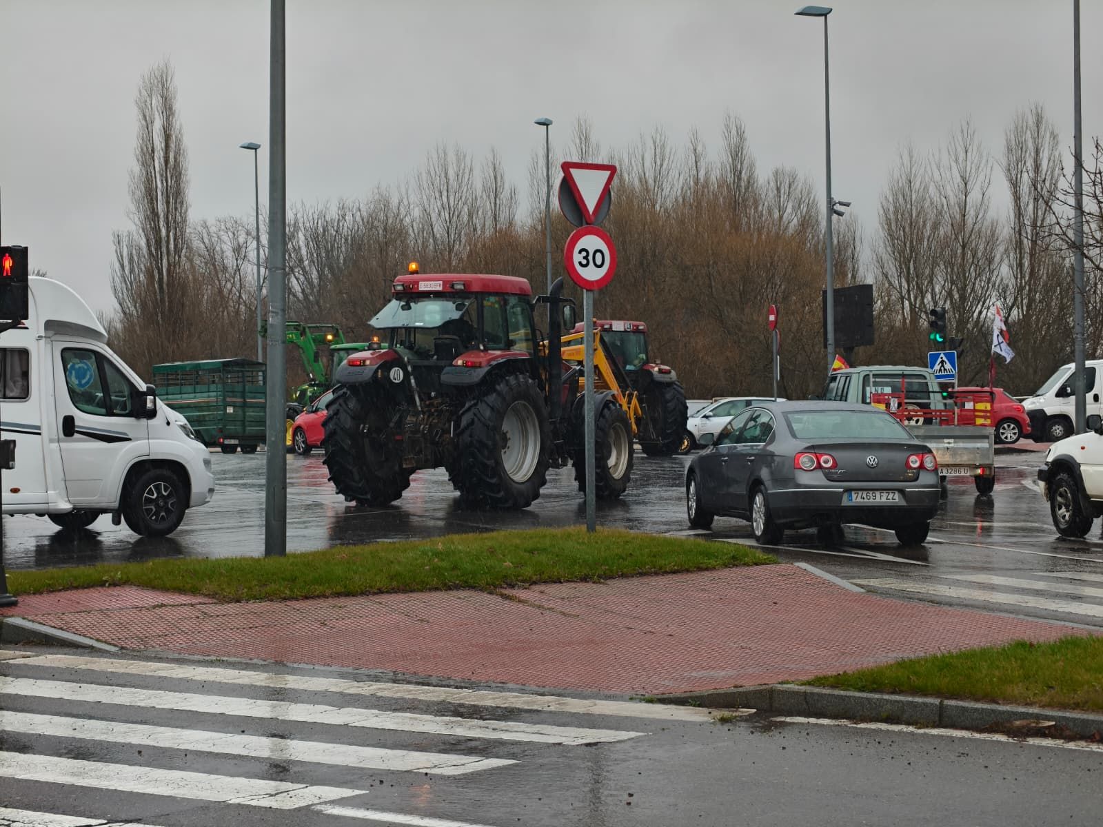 En imágenes la marcha con tractores y vehículos de campo en Salamanca en protesta contra Mercosur