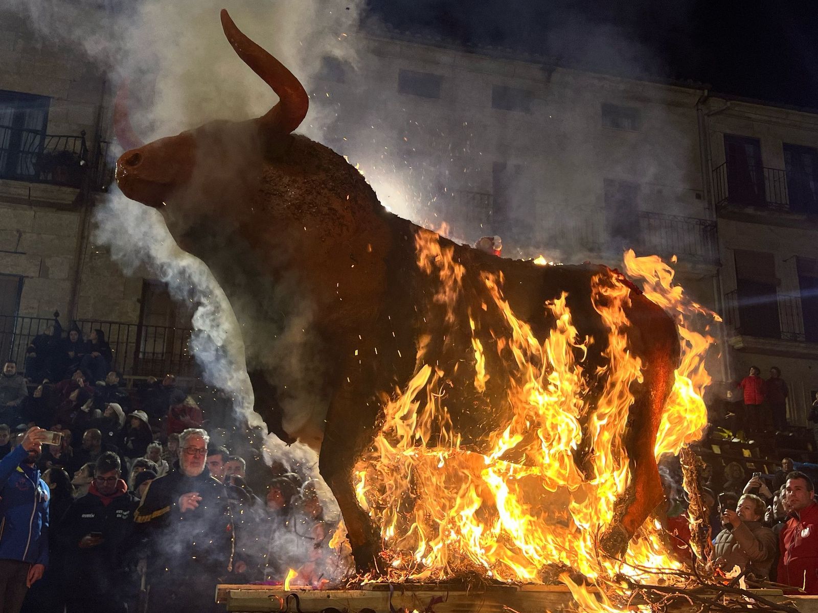 quema-del-toro-de-cenizos-carnaval-del-toro-ciudad-rodrigo-2025-33