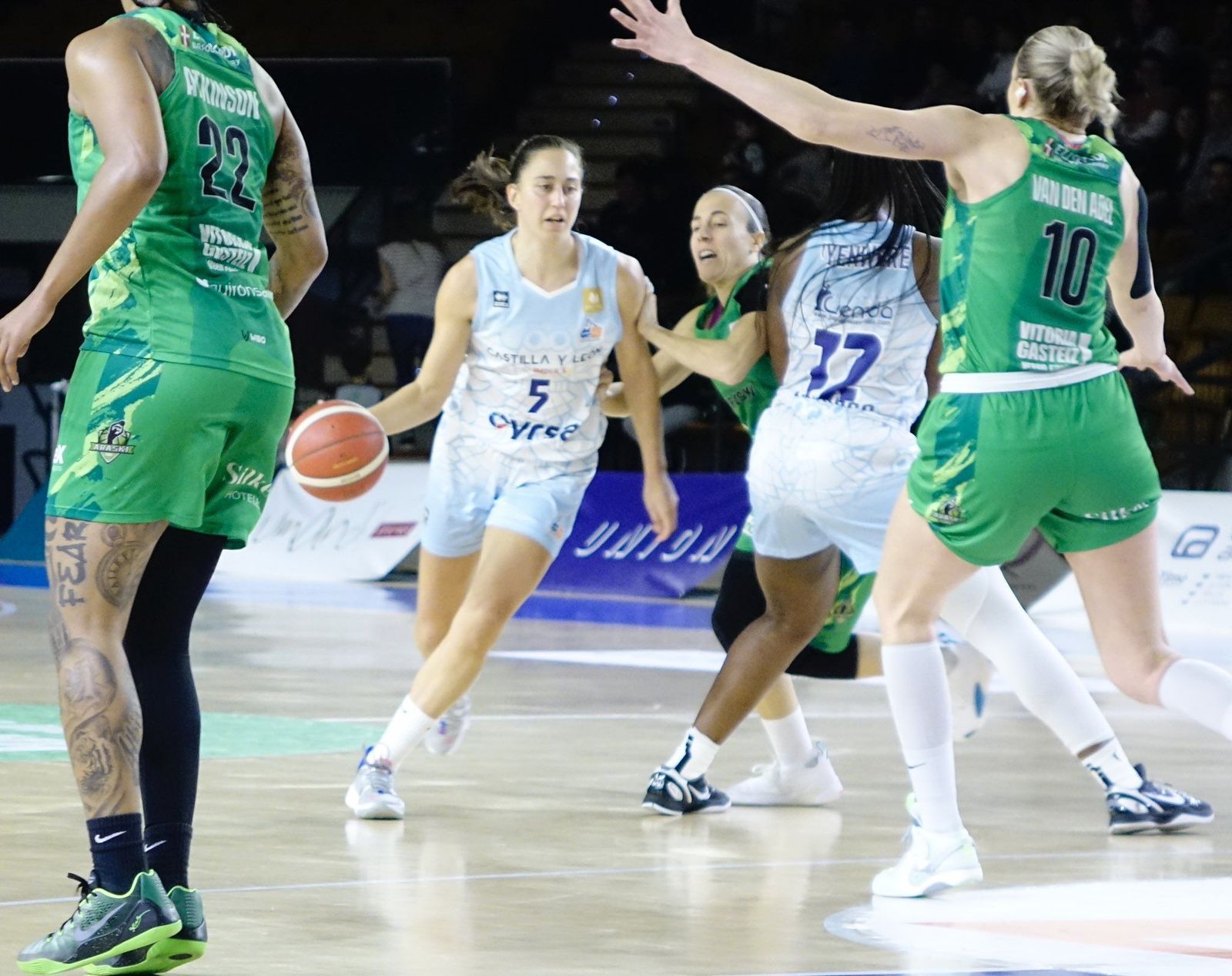 Maite Cazorla durante el encuentro frente al Araski | Foto: Perfumerías Avenida