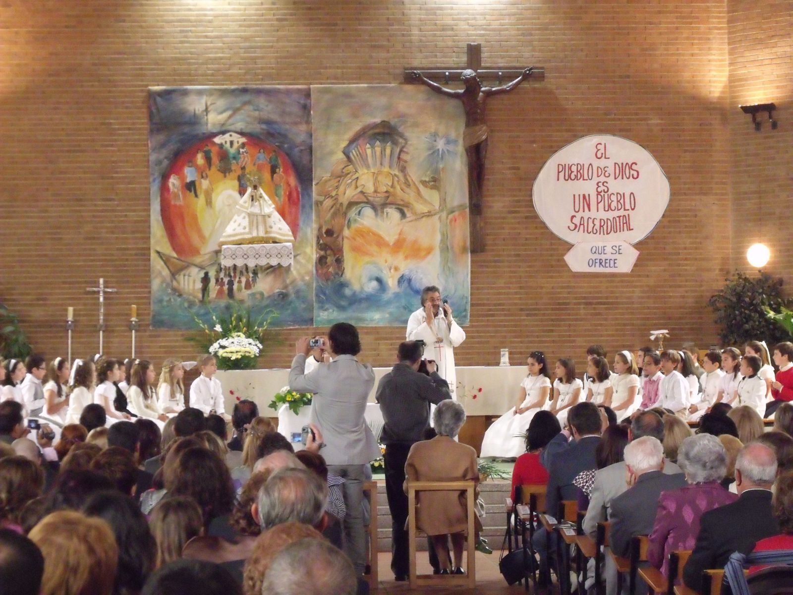 Niños haciendo la Primera Comunión en una foto de archivo