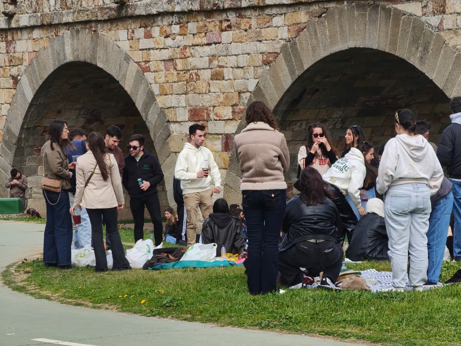 Un multitudinario Lunes de Aguas en Salamanca llena la ribera del Tormes
