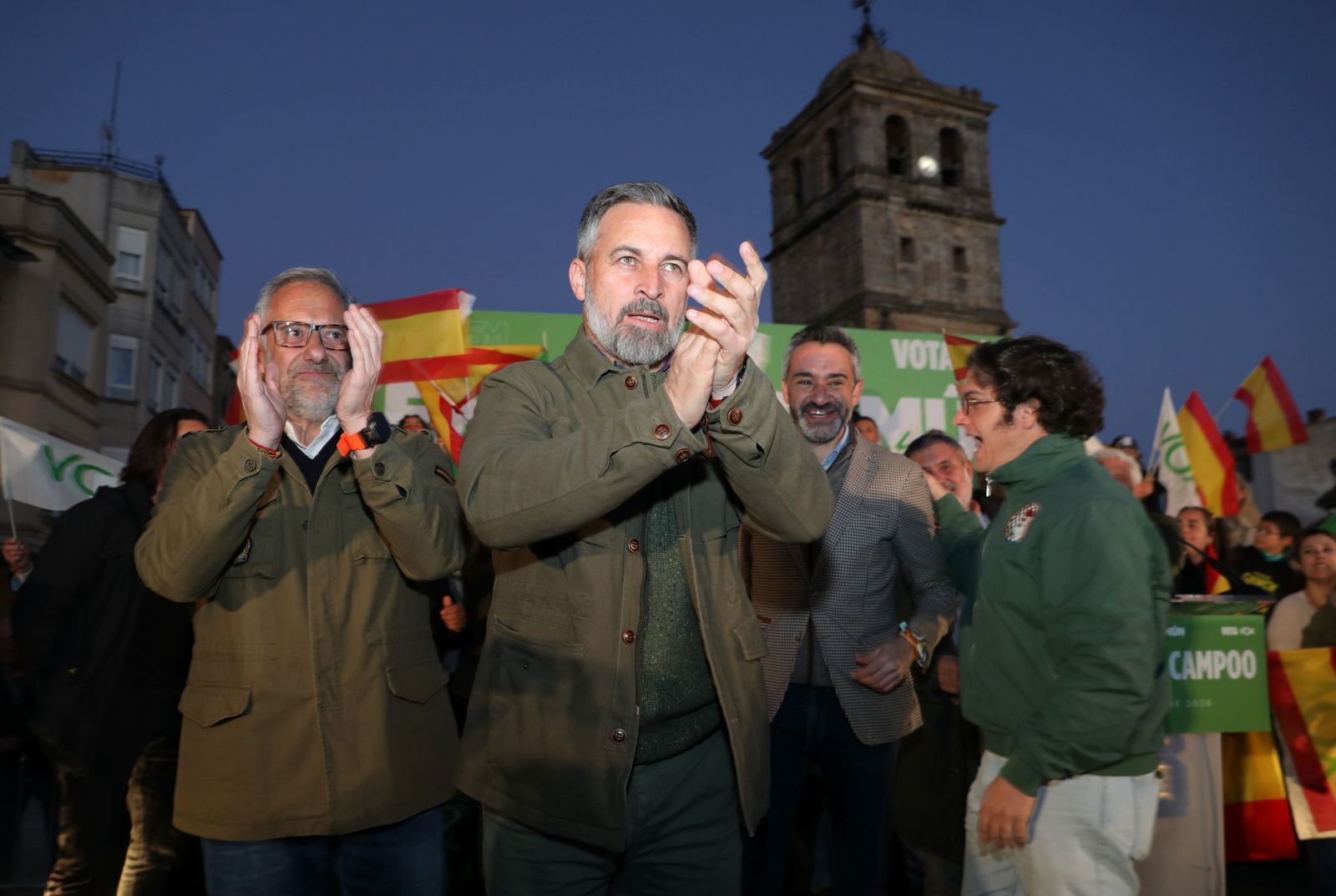 El presidente de Vox, Santiago Abascal; y el candidato a la Presidencia de la Junta por la formaciÃ³n, Carlos PollÃ¡n; junto al candidato por Palencia David Hierro; y al diputado JosÃ© MarÃ­a Figaredo,protagonizan un acto electoral en la Plaza de EspaÃ±a de la localidad palentina de Aguilar de Campoo