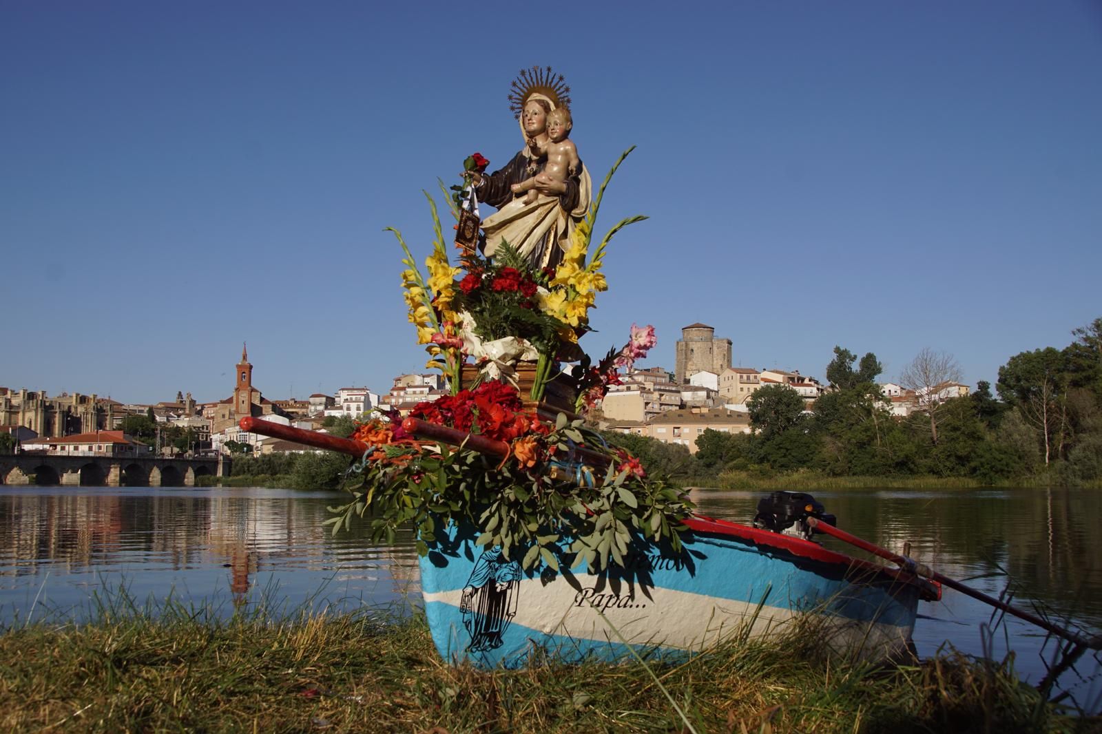 Procesión con la Virgen del Carmen por el río Tormes en Alba (20).jpeg