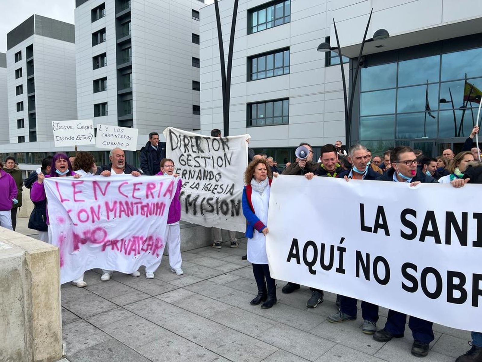 concentracion-de-los-trabajadores-de-mantenimiento-por-la-privatizacion-del-servicio-en-el-hospital-de-salamanca-fotos-s24h-24