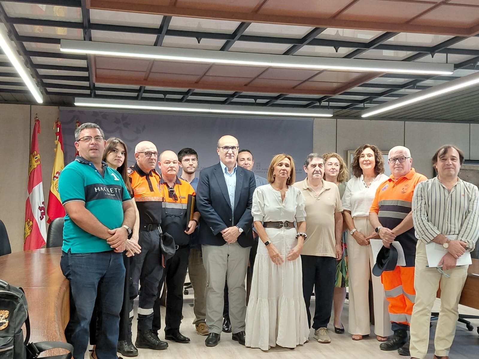 Encuentro con representantes de Cruz Roja Zamora, Protección Civil y sector del transporte en autobuses implicados en la colaboración durante los incendios.