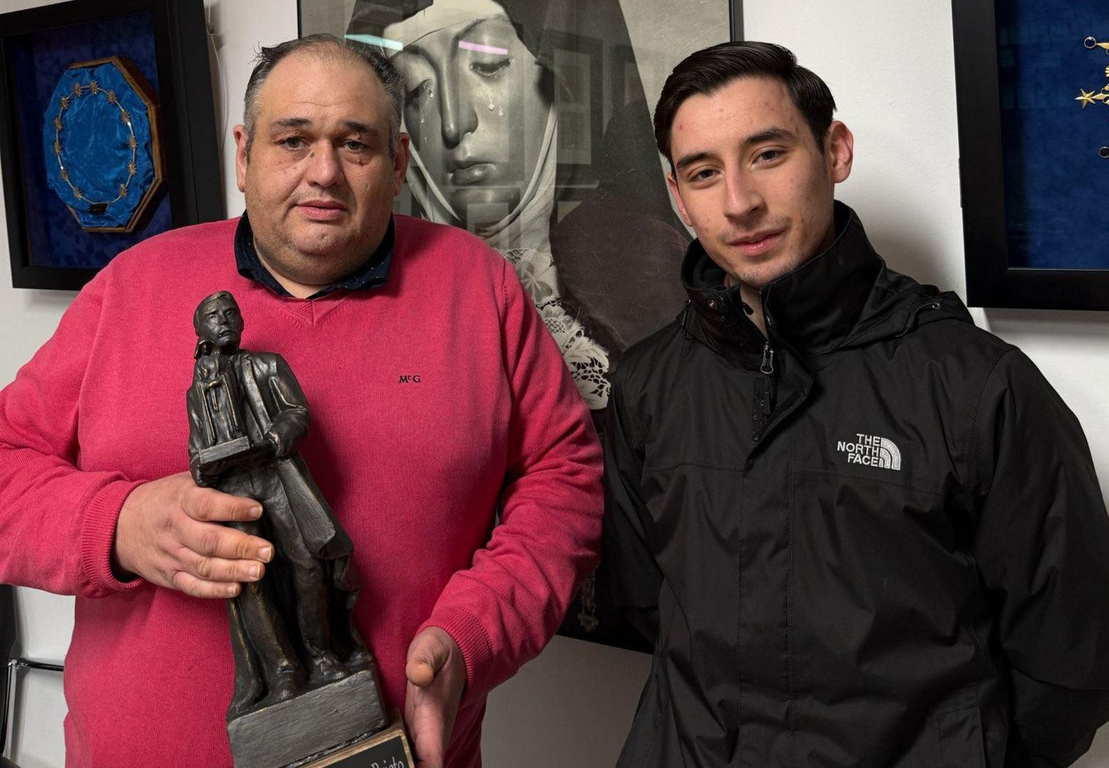 Imagen de la entrega de la escultura