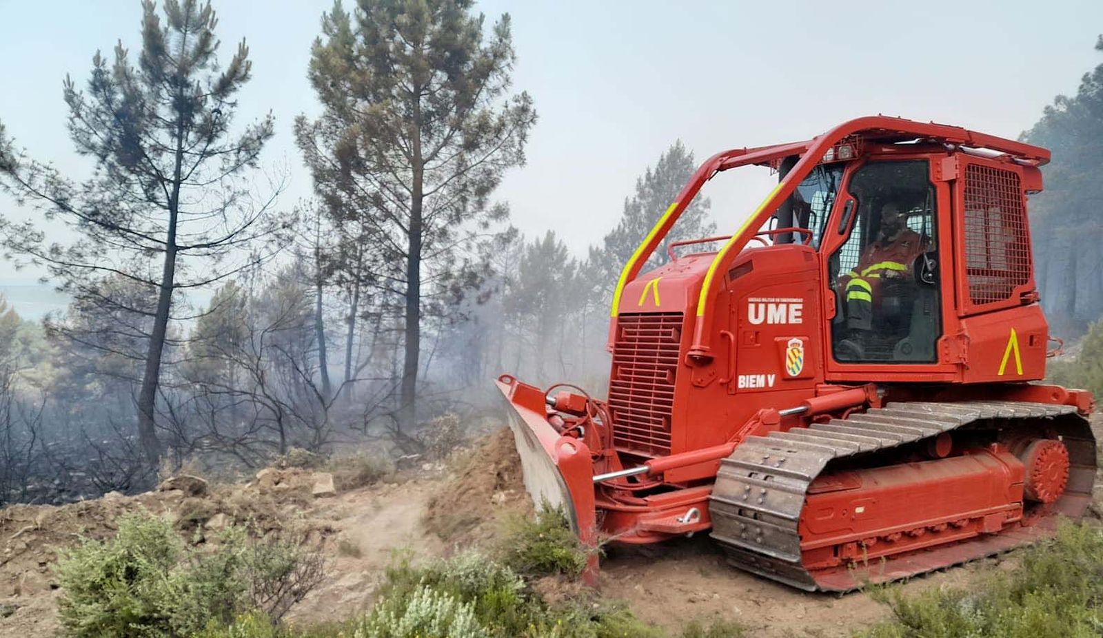 La UME trabaja en la extinción los incendios de la Sierra de la Culebra