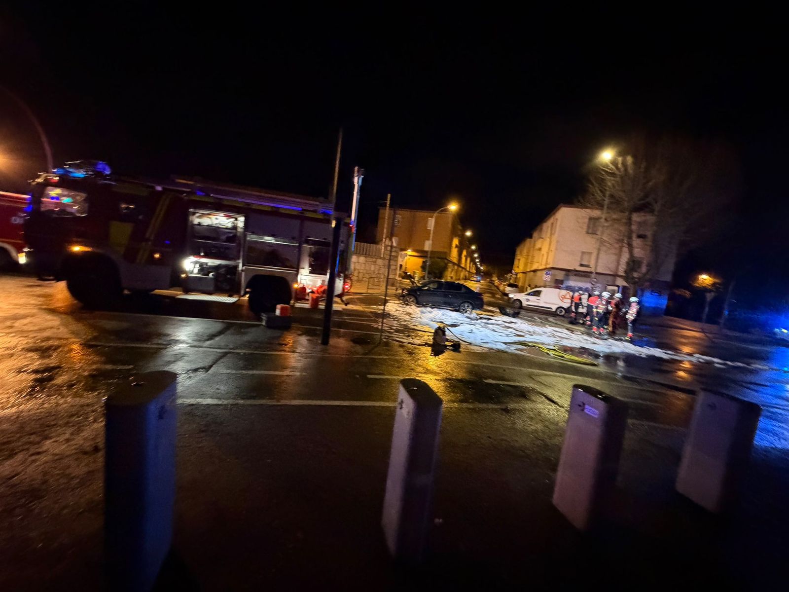 Un coche atraviesa una rotonda y acaba destrozado en la avenida de la Merced