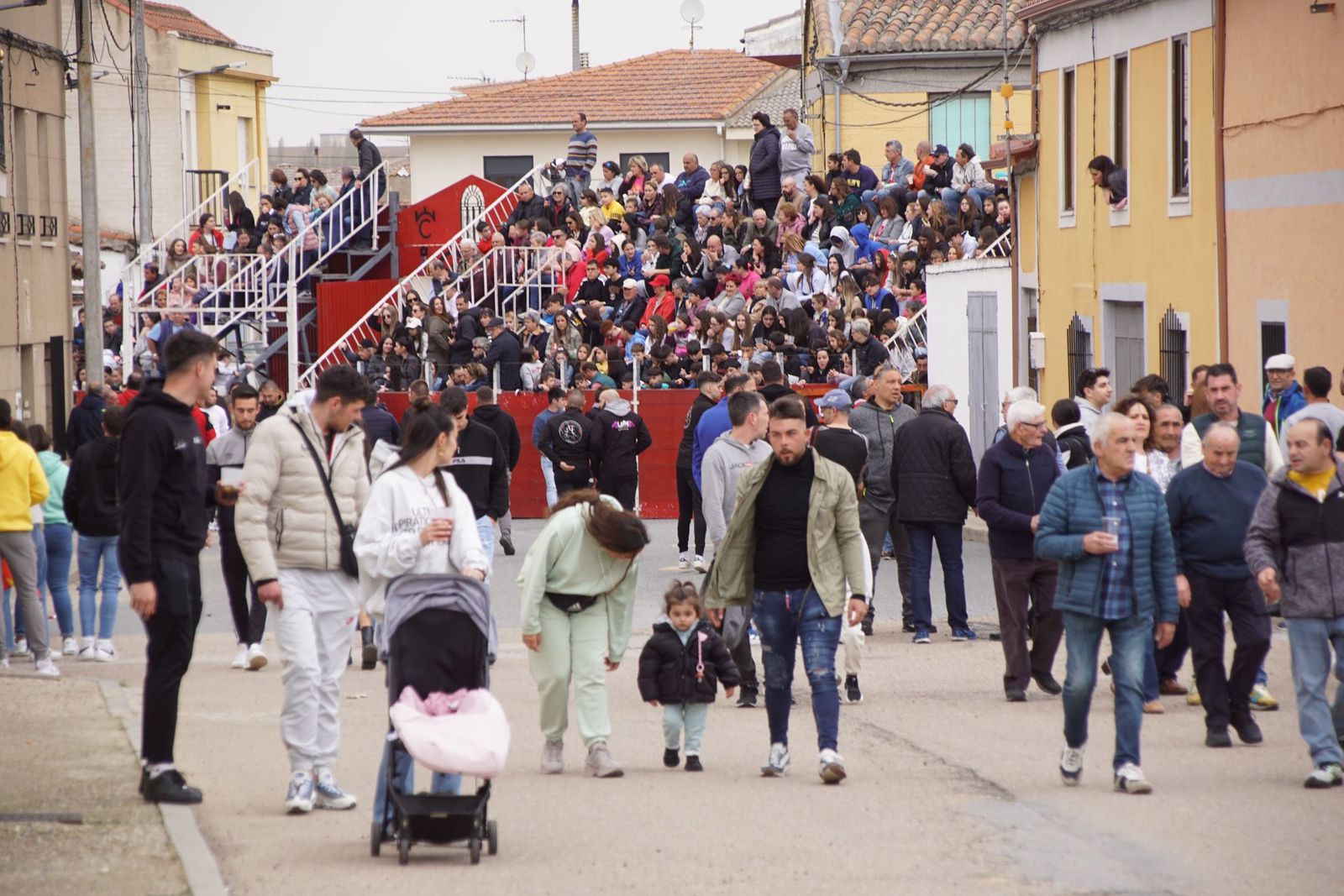 ambiente-y-participacion-durante-el-toro-del-voto-en-villoria-suelta-de-dos-toros-del-cajon-foto-juanes-9