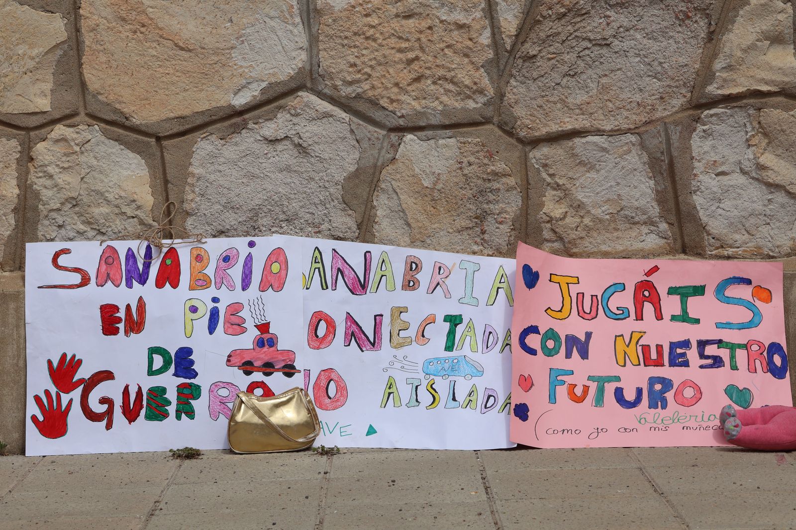 manifestacion-contra-la-perida-de-servicios-de-ave-91