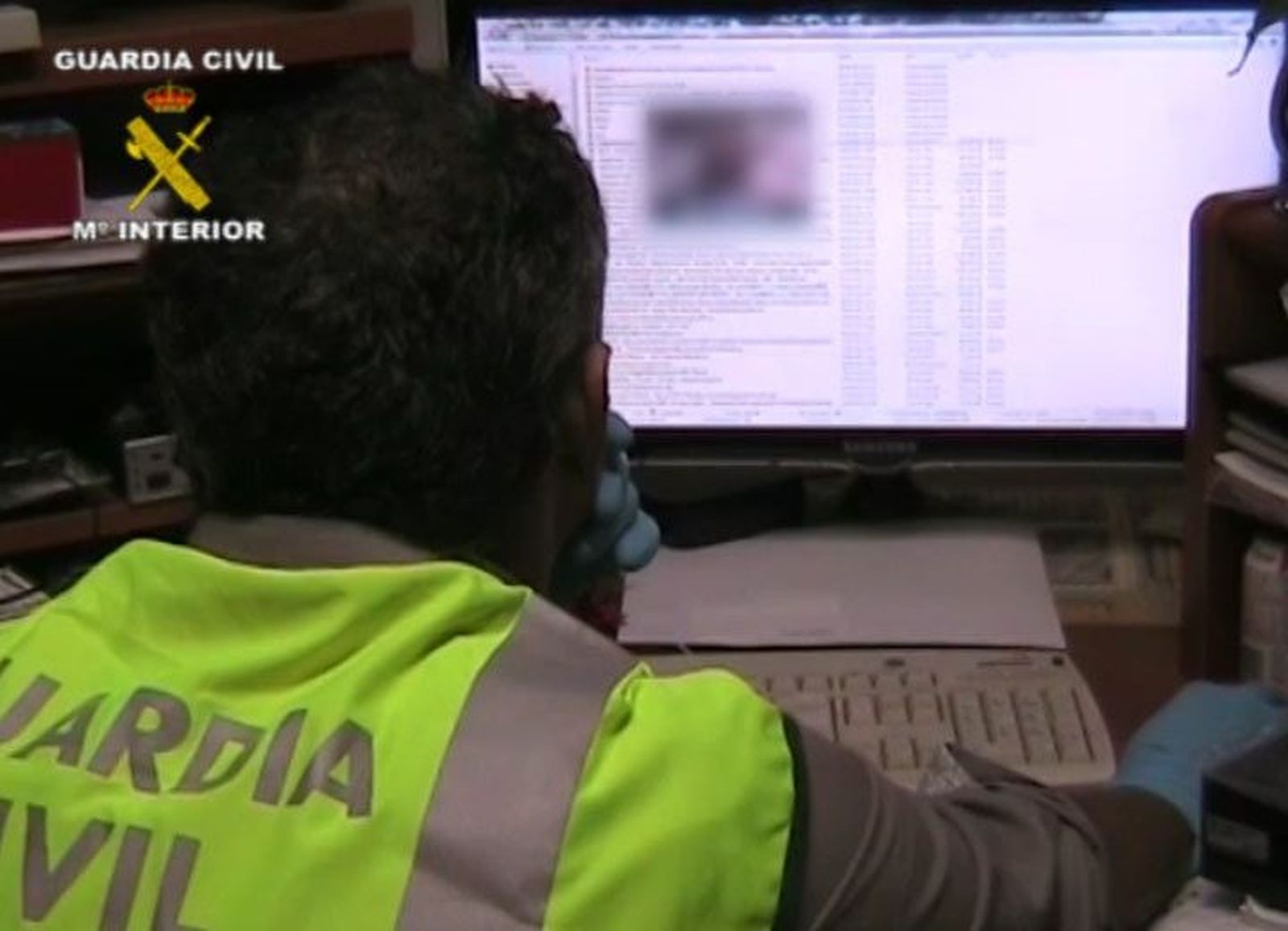 Un agente de la Guardia Civil observa una pantalla de ordenador. Foto de archivo