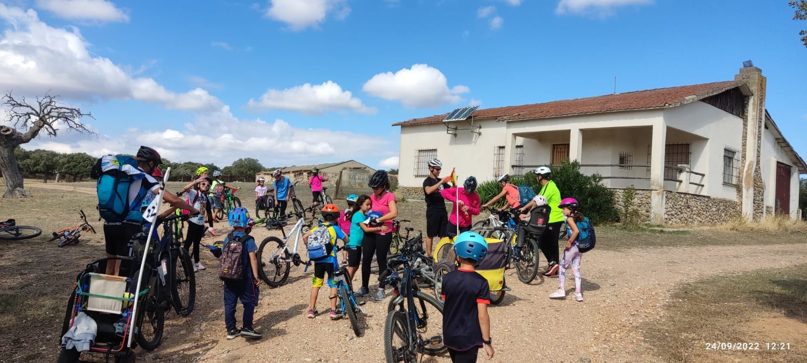 Niños en una ruta cicloturista en Calzada de Valdunciel. Foto de archivo
