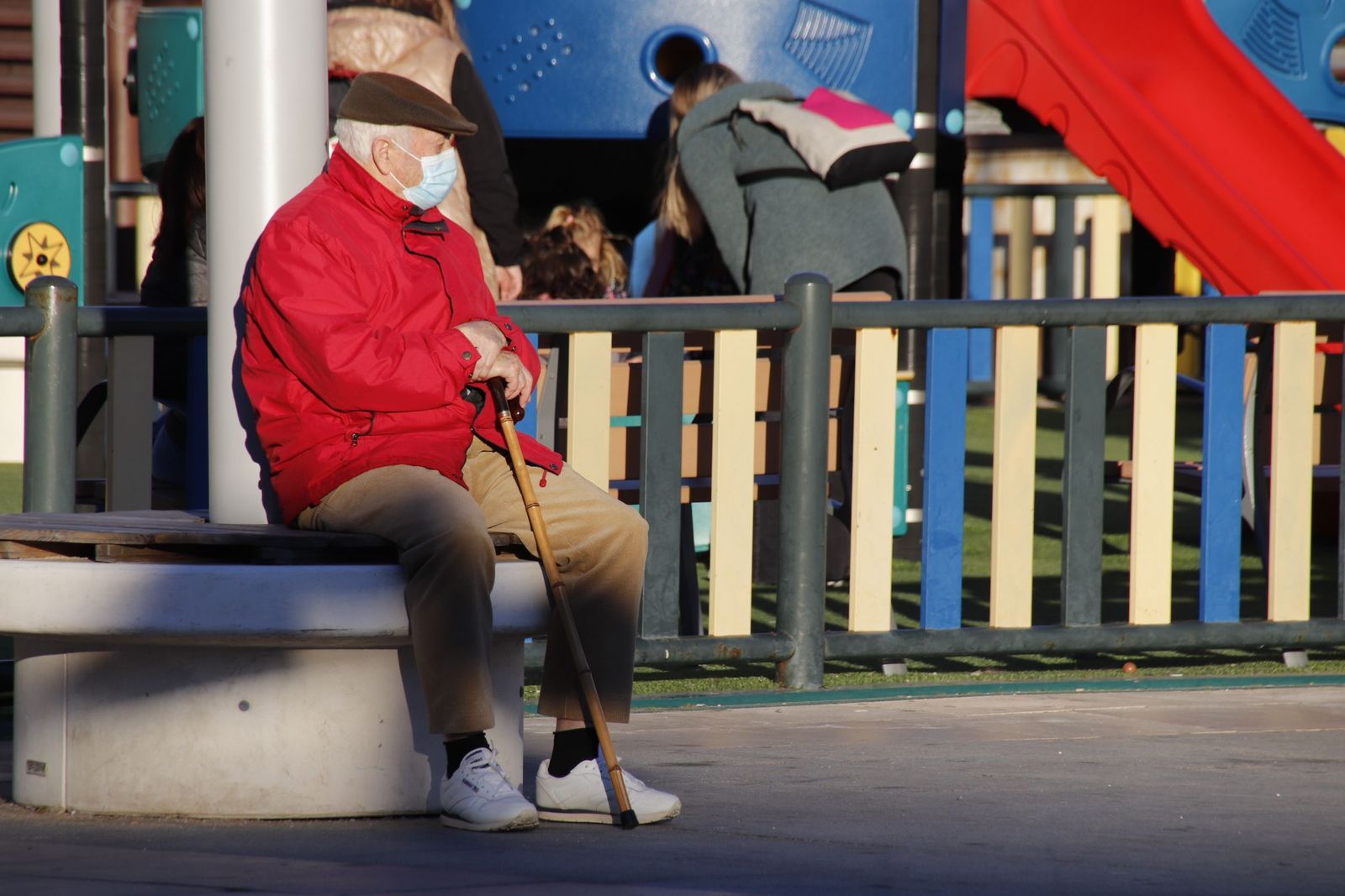 Un hombre sentado cerca de un parque en Salamanca