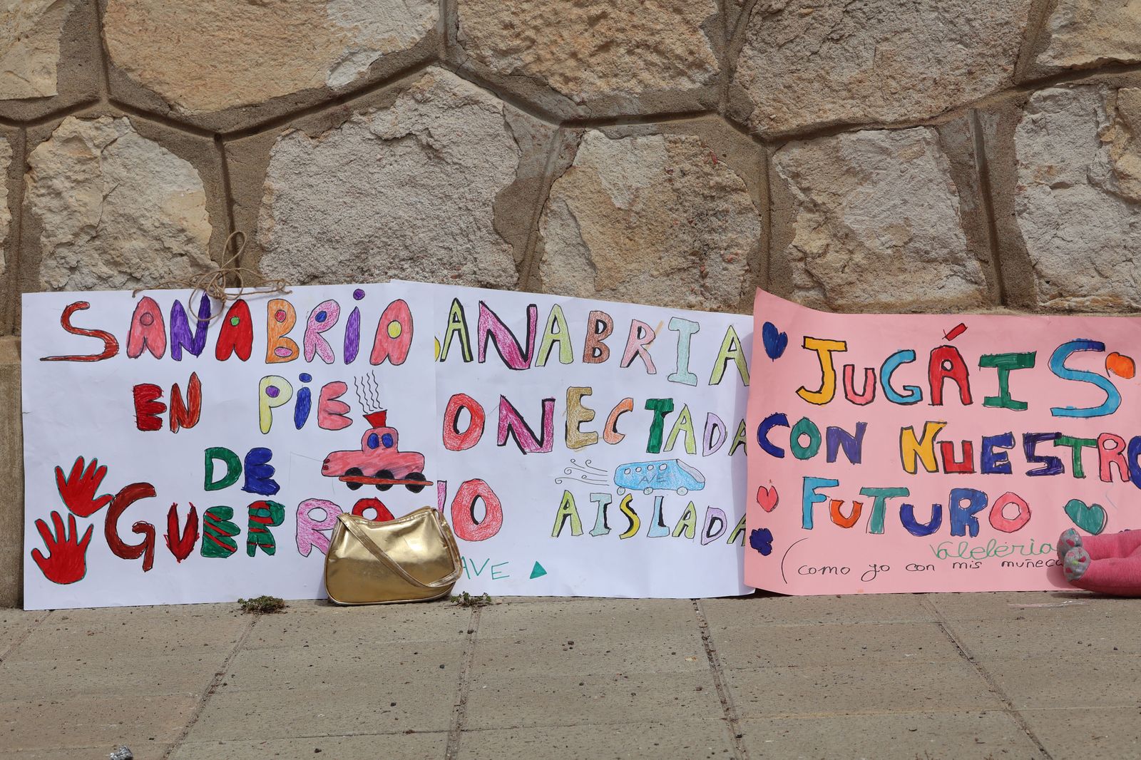 manifestacion-contra-la-perida-de-servicios-de-ave-92