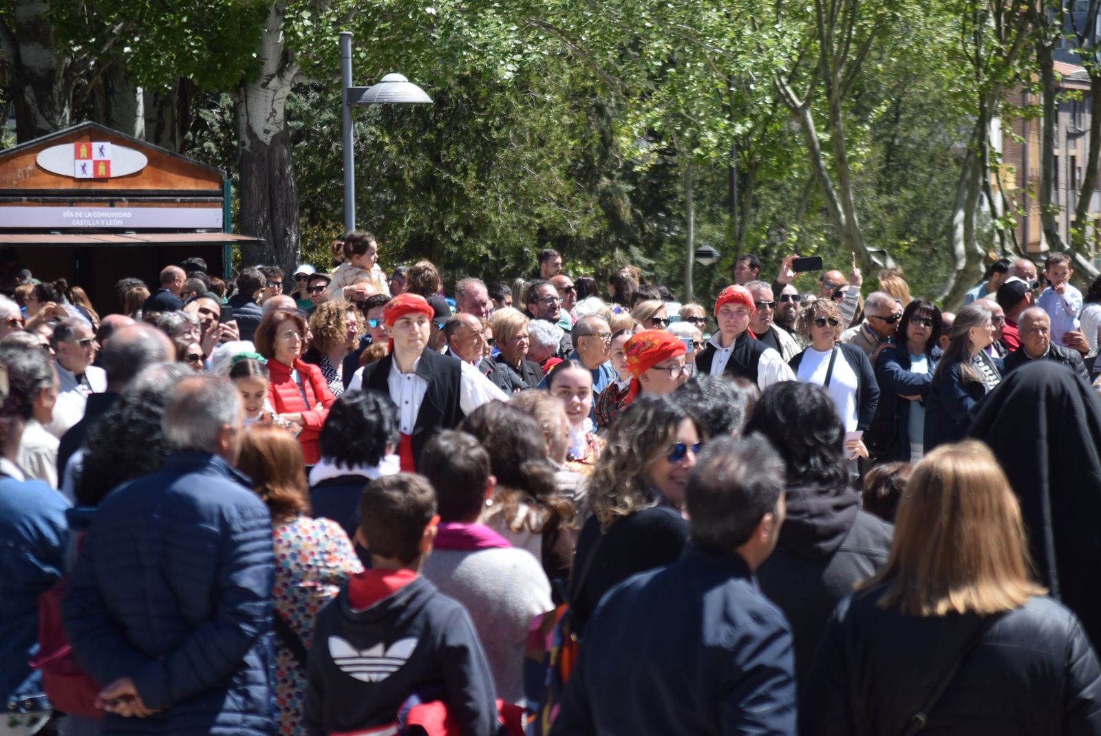 actuacion-dona-urraca-en-la-marina-6