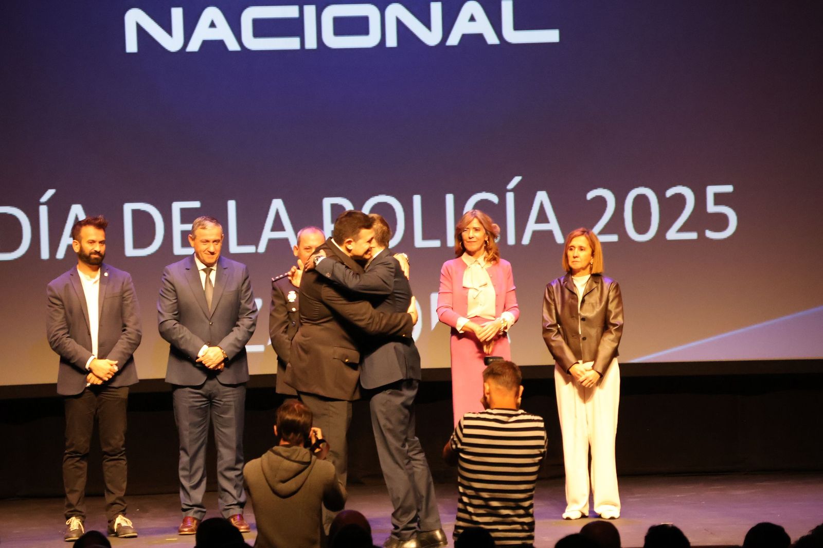 Ceremonia de imposición de condecoraciones a miembros de la Policía Nacional en honor a los Santos Ángeles Custodios